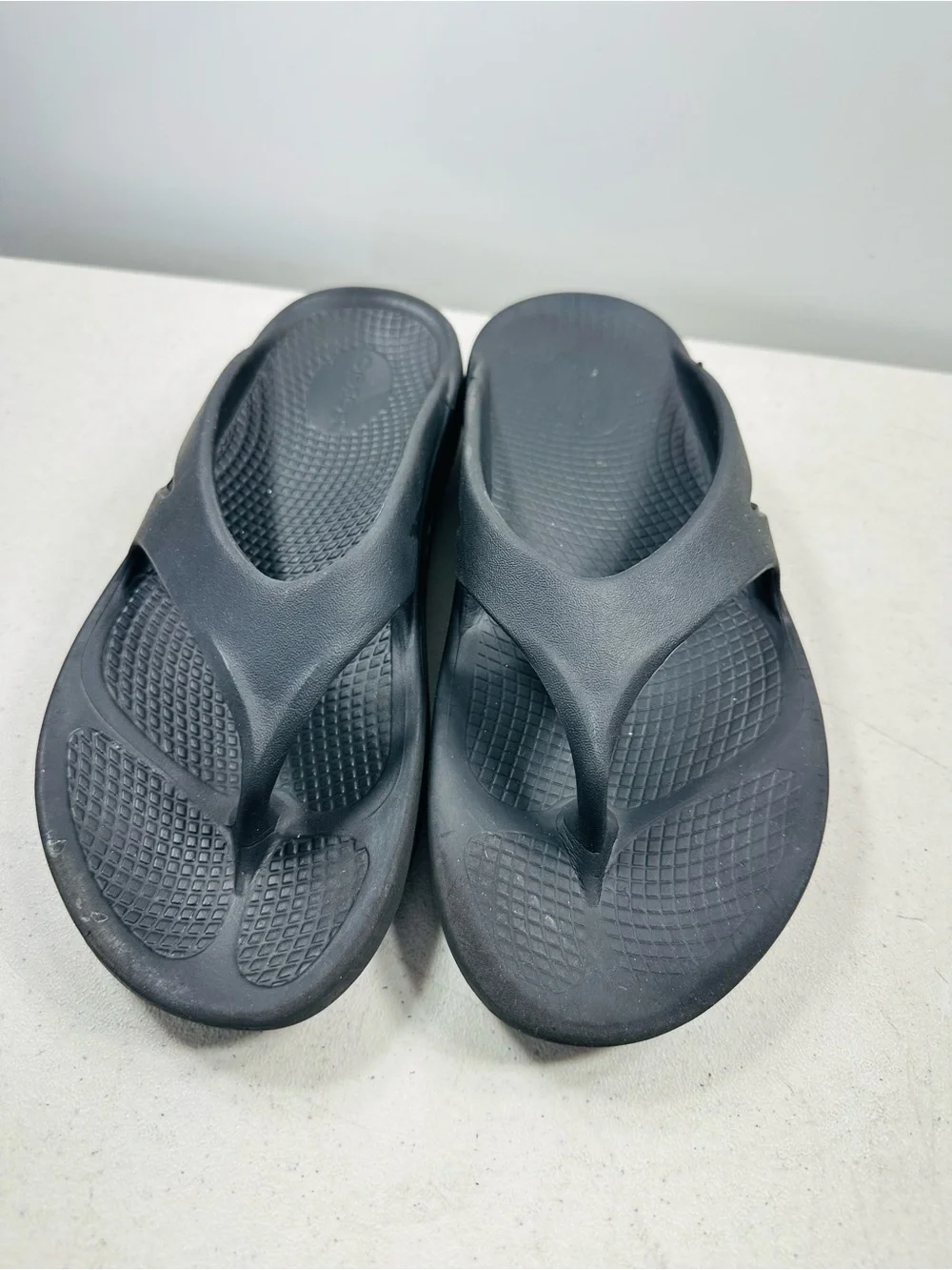 OOFOS OOriginal thong sandals size 6